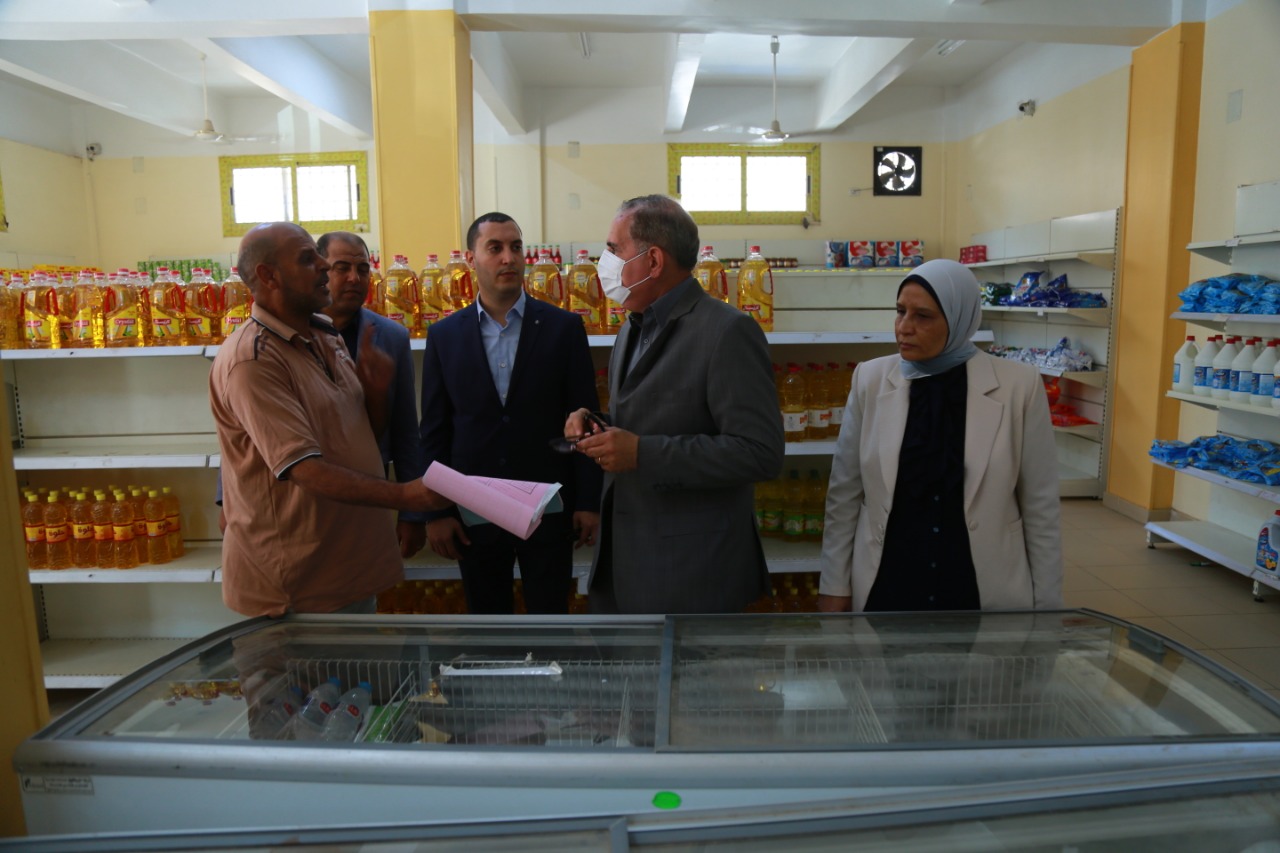 محافظ كفر الشيخ يتفقد منافذ بيع السلع الغذائية والمخازن والتزام الباعة بالأسعار المحددة